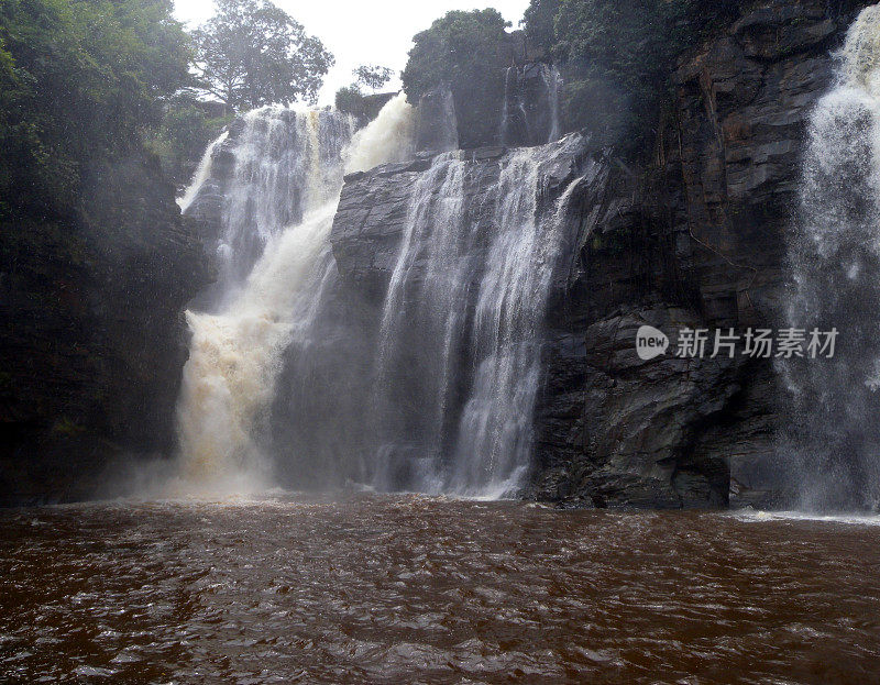 博阿利瀑布在姆巴里河，中非共和国- Les Chutes de Boali